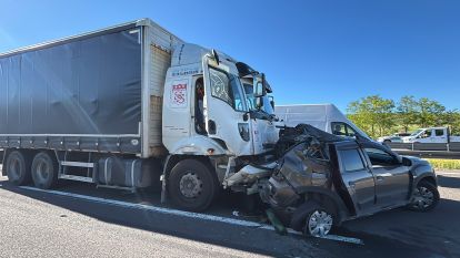 TEM Otoyolu'nda kamyon cipi önüne katıp sürükledi: 2 yaralı