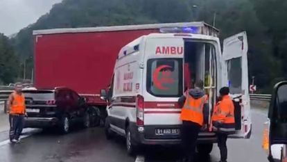 TEM Otoyolu'nda tırdan ayrılan dorseye otomobil çarptı: 2 yaralı