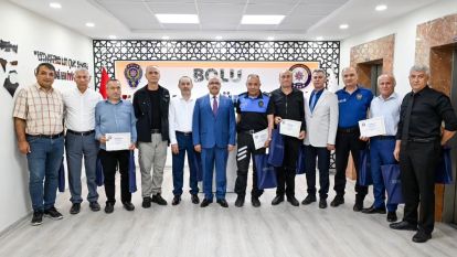 Bolu'da emekliye ayrılan polislere teşekkür belgesi