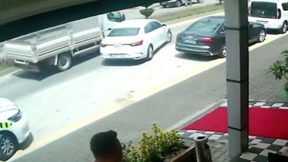 Bolu'da park yerinden çıkan otomobile kamyon çarptı