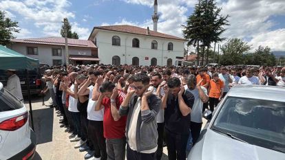 Bolu'da uçuruma yuvarlanan cipte hayatını kaybeden iki sevgili son yolculuklarına uğurlandı
