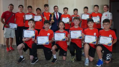 Bolu'nun  Gururu olan Minik Sporculara İl Müdüründen Başarı Belgesi...