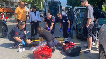 Hafif ticari araca çarparak savrulan motosikletli yaralandı