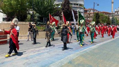 İzzet Baysal Caddesi'nde mehterli yürüyüş
