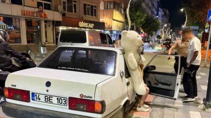 Peluş ayı ehliyetsiz sürücüyü ele verdi